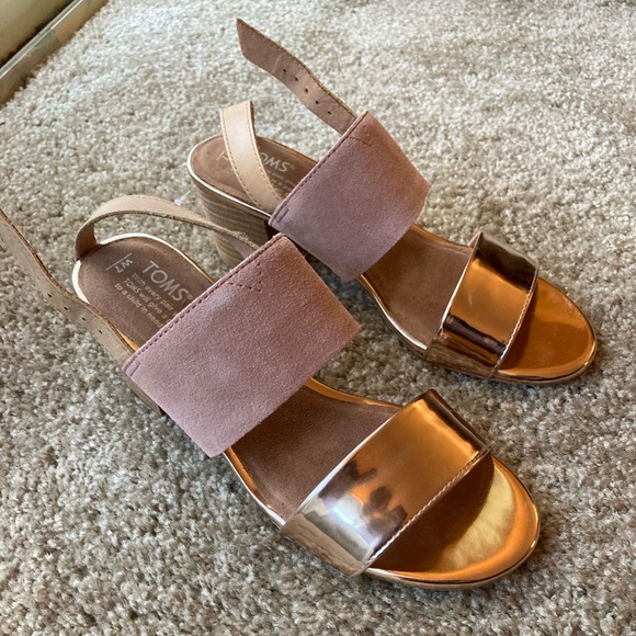 NWOT TOMS Bloom Suede Rose Gold Specchio Poppy Sandals, size 7 - Picture 4 of 6